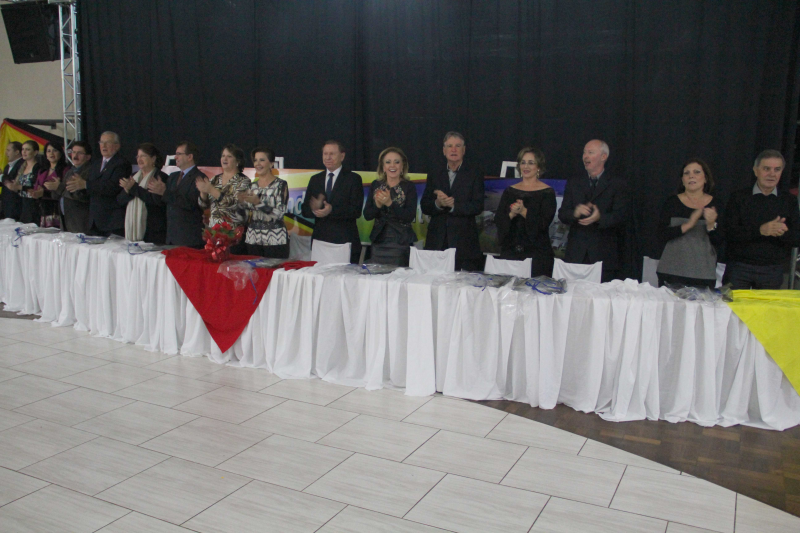 EX-PREFEITOS DE TRÊS DE MAIO RECEBEM DIPLOMA DE HONRA AO MÉRITO